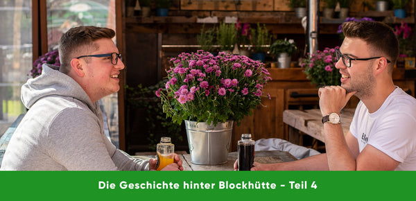 Nils und Malte, die Gründer von Blockhütte, brainstormen über die neuesten Edelstahl-Produkte